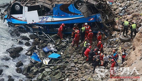 秘鲁一大巴坠落80米悬崖 已致48人殒命