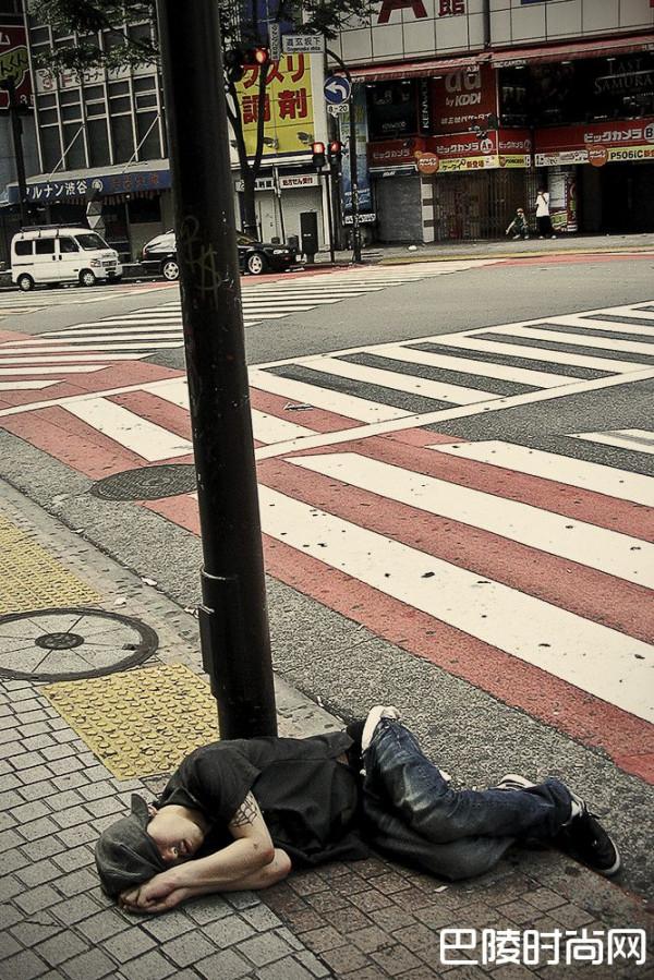 众生百态秀睡姿 夜晚狂欢后的清晨日本街头