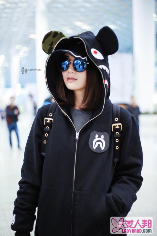 蔡卓妍低调亮相机场，身穿熊耳朵的卫衣也是不要太可爱！