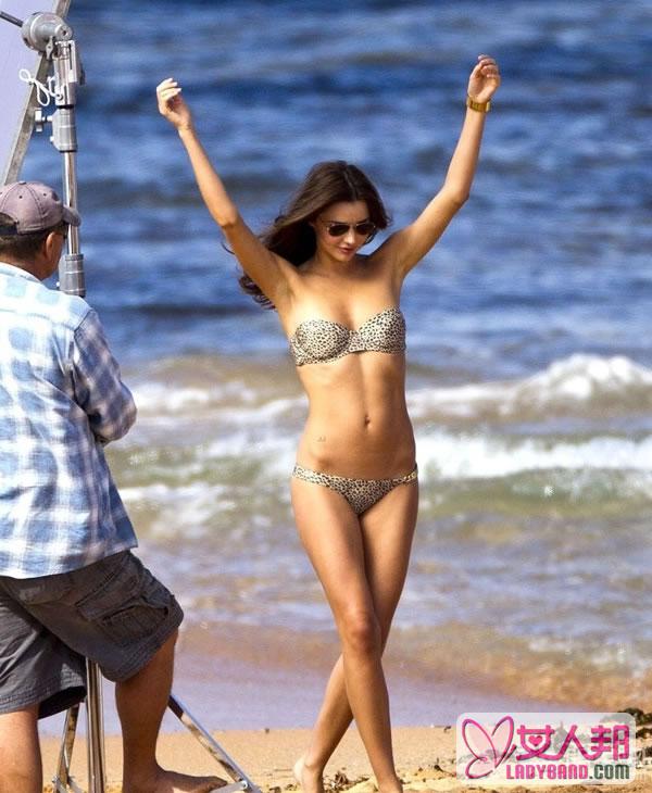 米兰达·可儿沙滩拍广告 穿比基尼秀身材