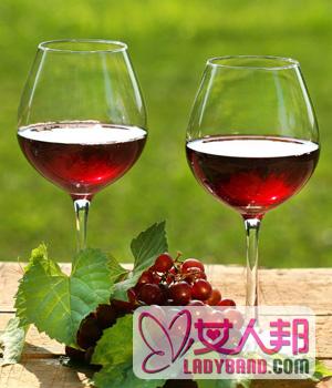 【干红葡萄酒怎么喝】喝红酒的营养价值_喝干红葡萄酒的注意事项