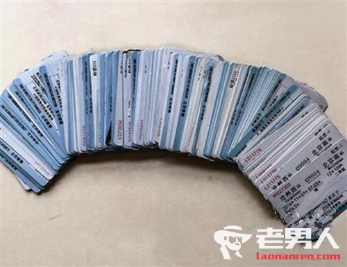 每天跨省进京上班 女子一个月车票攒了几大本