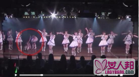 >AKB48成员舞台摔倒膝盖脱臼 盘点柳岩小s马伊琍女星摔倒事故(组图)