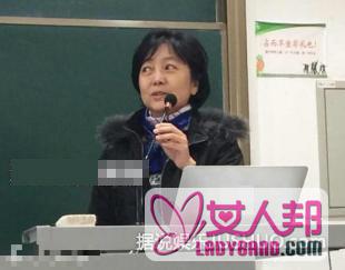 陈道明60岁妻子杜宪近照 讲台上风采授课知性美