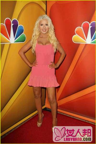 Christina Aguilera瘦身成功粉裙亮相 回归《美国之声》第五季