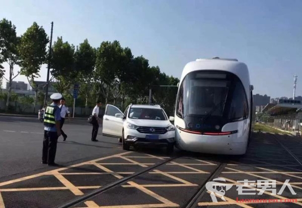 武汉有轨电车被撞 四个月前也曾被撞过一次