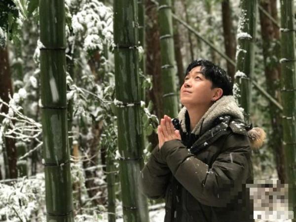 潘粤明不畏严寒踏雪赴竹林 虔诚祈祷暗喻知足长乐