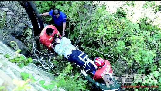 驴友攀登箭扣野长城坠崖 只顾看景忘了看路