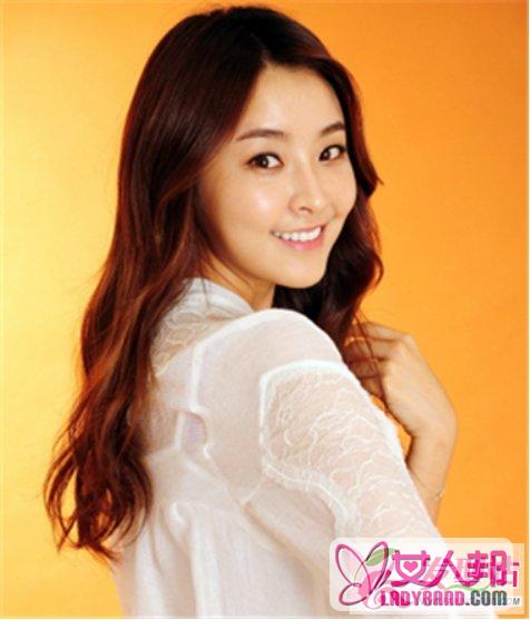 最新流行女生韩式烫卷发 适合长脸妹纸的发型设计