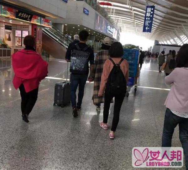 吴奇隆带刘诗诗回台湾看望父母 一路牵爱妻小手超甜蜜