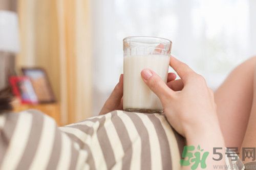 喝牛奶有助于睡眠吗?