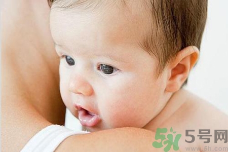 >两个月宝宝每天奶量多少？两个月宝宝吃奶量多少正常？