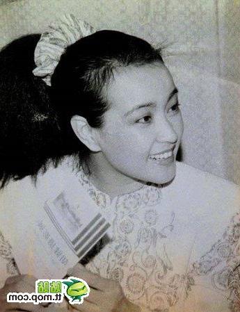 >刘晓庆年轻时候的照片 刘晓庆年轻时的照片 刘晓庆年轻时候的漂亮图片