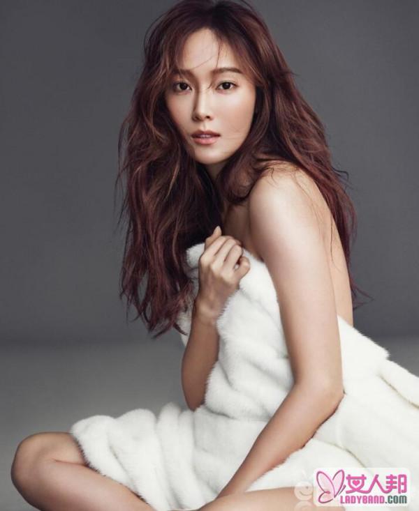 Jessica郑秀妍登时尚杂志拍大片 裸身露美背毛毯遮胸欲遮还羞很诱人
