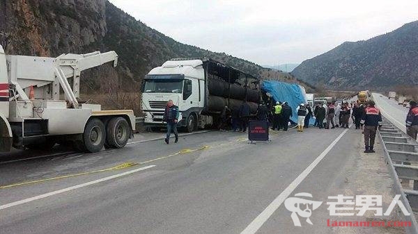 >土耳其大巴车追尾 造成13人死亡20人受伤