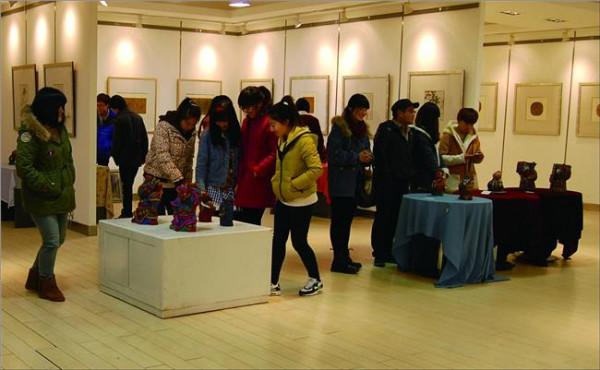 黄捷的插画 人教社举办2013童书插画展和“图画书里的美丽中国”艺术沙龙活动