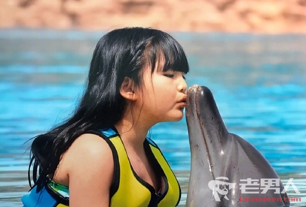 >李湘一家迪拜度假 王诗龄亲吻海豚十分可爱