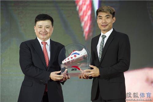 郑智安踏 安踏助推中国青少年足球迎大时代 郑智受赠球鞋