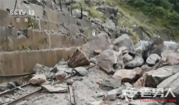印度暴雨引发山体滑坡 事故毁坏百年历史铁轨