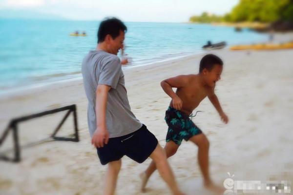 46岁孙悦晒家庭度假照 儿子老公似哥俩沙滩踢球其乐融融