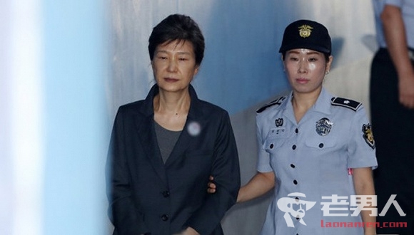 朴槿惠出院后三天内两次受审 闭眼走路尽显疲态