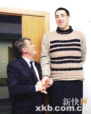 乌克兰男子身高压倒中国鲍喜顺 成世界第一高人