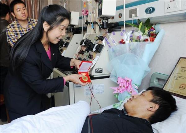 >周小舟捐献 山东一周6人捐献造血干细胞 副省长王随莲赴医院看望捐献者