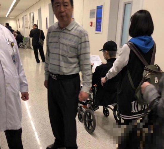 李宇春坐轮椅看病照片，多处骨伤旧疾复发，正在积极治疗