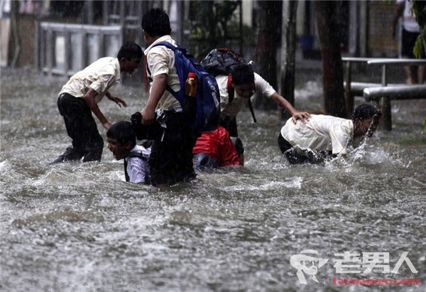 印度遭强风暴雨袭击 截至目前已致40余人死亡
