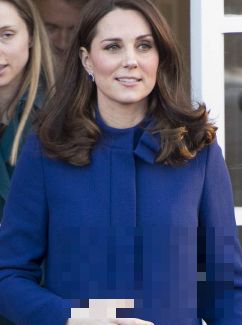 >母爱光辉满溢 凯特王妃穿蓝色大衣优雅现身 频抚孕肚微笑真的超温柔