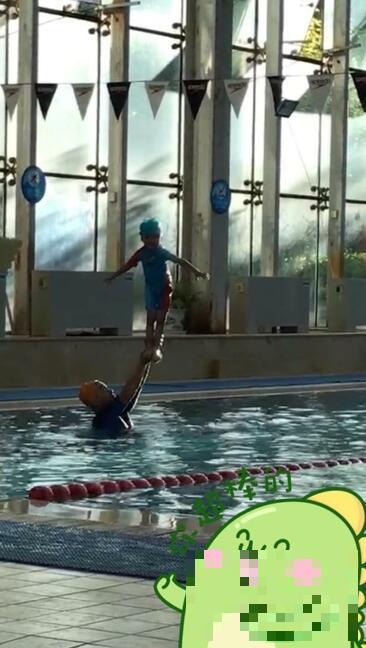 乔振宇儿子学游泳似耍杂技 杂耍游泳一起学就是这么全能