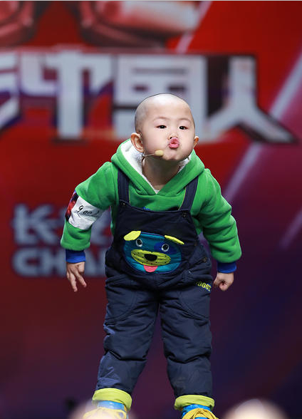 张峻豪的父母 记者探访淄博3岁舞神张峻豪母亲:&quot;本事&quot;从广场学的