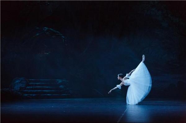 >朱妍吉赛尔 中芭复排《吉赛尔》 “白色芭蕾”惊心动魄