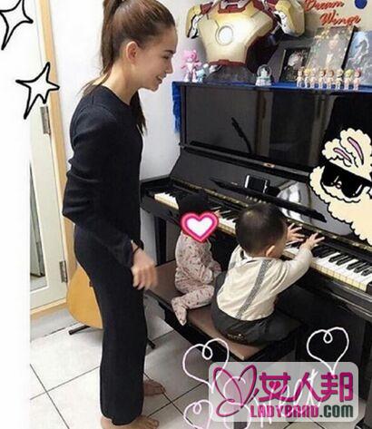 昆凌陪女儿弹钢琴正面照曝光 其女儿名字或叫周敏薇