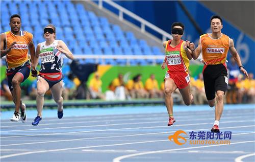 胡鹏冠军 东莞东城籍盲人姑娘周国华和领跑员胡鹏带着冠军的荣誉