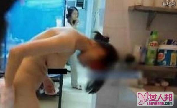拍员工裸照称教育 女员工洗澡被录像私处巨乳看光光