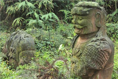 宜宾李庄草丛中发现清代同治年间“四大天王”石像