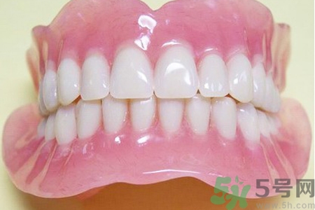 假牙会导致口腔疾病吗？如何正确清洁假牙？