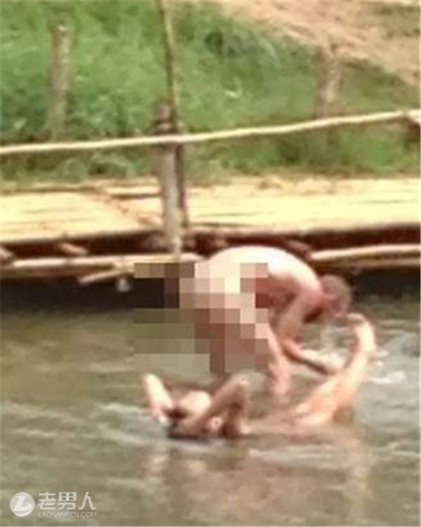 泰国纪念桥裸体洗澡 大尺度姿势令人感到反胃