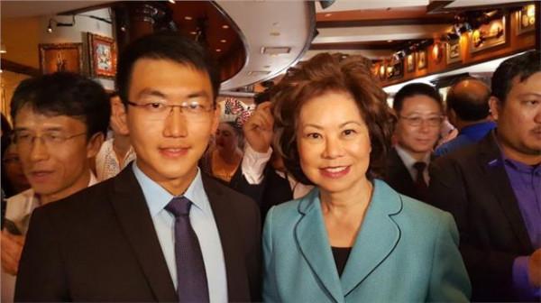 >赵小兰和她的女儿 特朗普提名华裔女性赵小兰为交通部长 美国华人:她是我们的楷模!