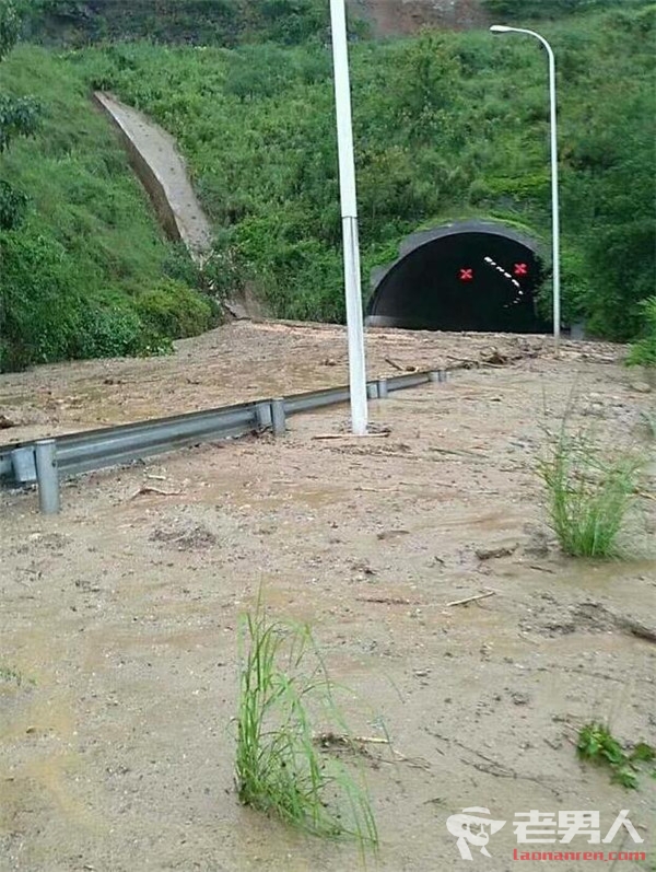 四川隧道口发生泥石流 道路中断现场无人员伤亡