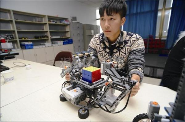 刘泽华温州大学 温州都市报:温大一学生爱玩机器人 上大学后已经制作了十几个