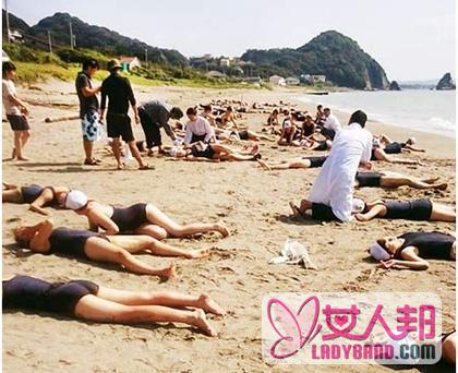 70名日籍写真女星下海拍戏遭水母攻击 引恐慌