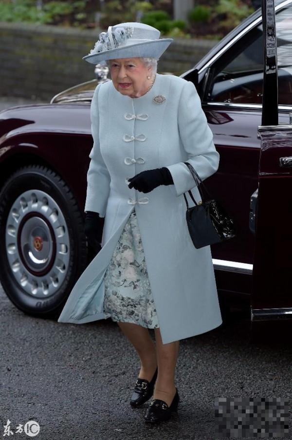 91岁英国女王光腿不穿秋裤，打扮时尚新潮，包包几十年用一个牌子