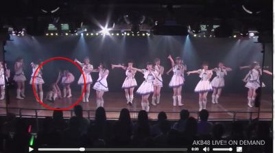 AKB48成员膝盖脱臼 闪神撩起裙子不久前衬衫掀起意外走光