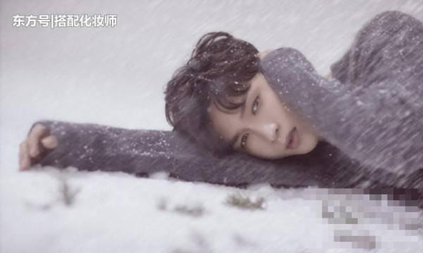 >张艺兴在雪中的样子好帅啊，就一件毛衣不会冷？