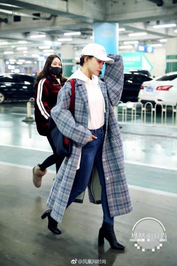 >杨蓉现身北京机场，长款格子大衣内搭连帽卫衣，保暖舒适又减龄