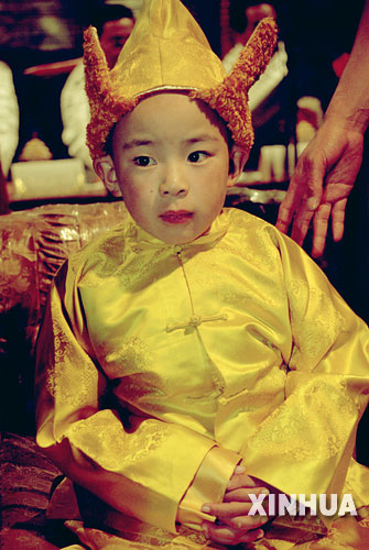 1995年:认定十世班禅大师转世灵童的金瓶掣签仪式在大昭寺举行