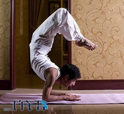 【男瑜伽教练身体接触】瑜伽班里的男教练