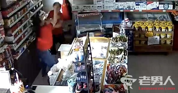 男子抢劫超市暴打女员工 民警被抢劫男子用刀刺中了胸口